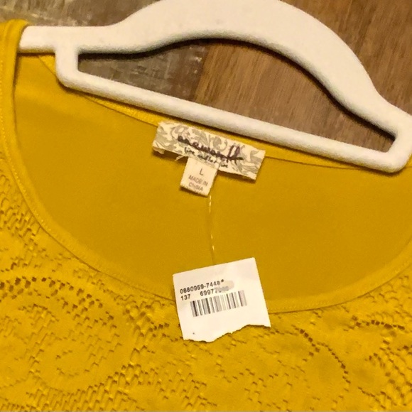 🌸🌸 Elegant Yellow Lace Blouse - Picture 2 of 5